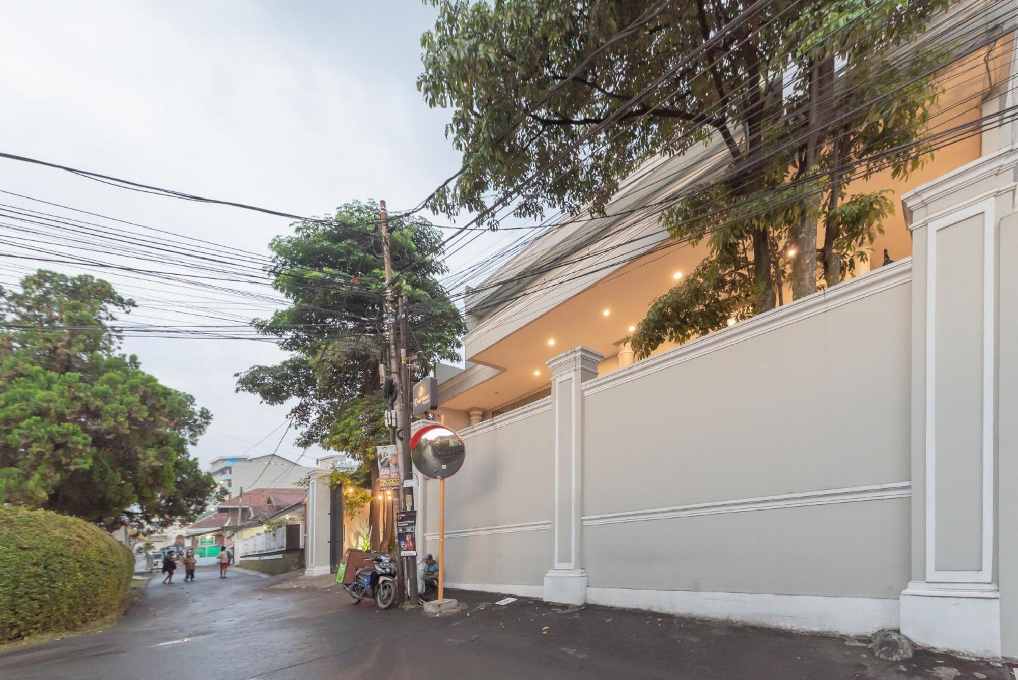 Urbanview Darmo Residence Bandung Exterior foto